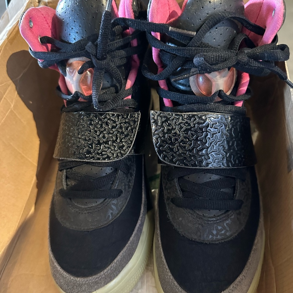 Have box comes with shoes no lid . Used but a lot of life left . Very rare shoe